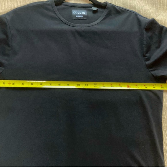 Cuts Elongated T-Shirt.  M - Picture 4 of 4